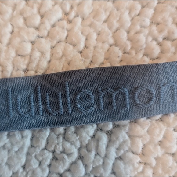 womens lululemon size 6 pull over comes with two zipper pockets & waist cinch - Picture 14 of 15